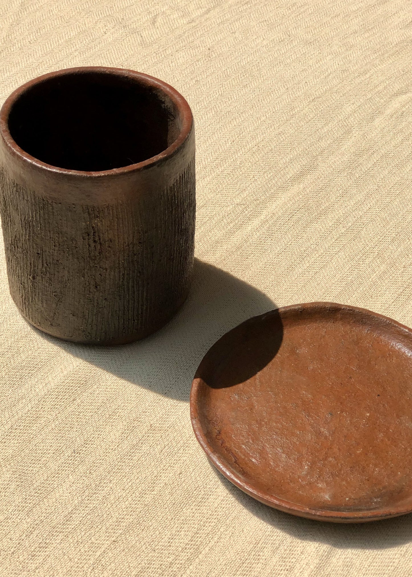 SET MUG + SOUS MUG EN ARGILE